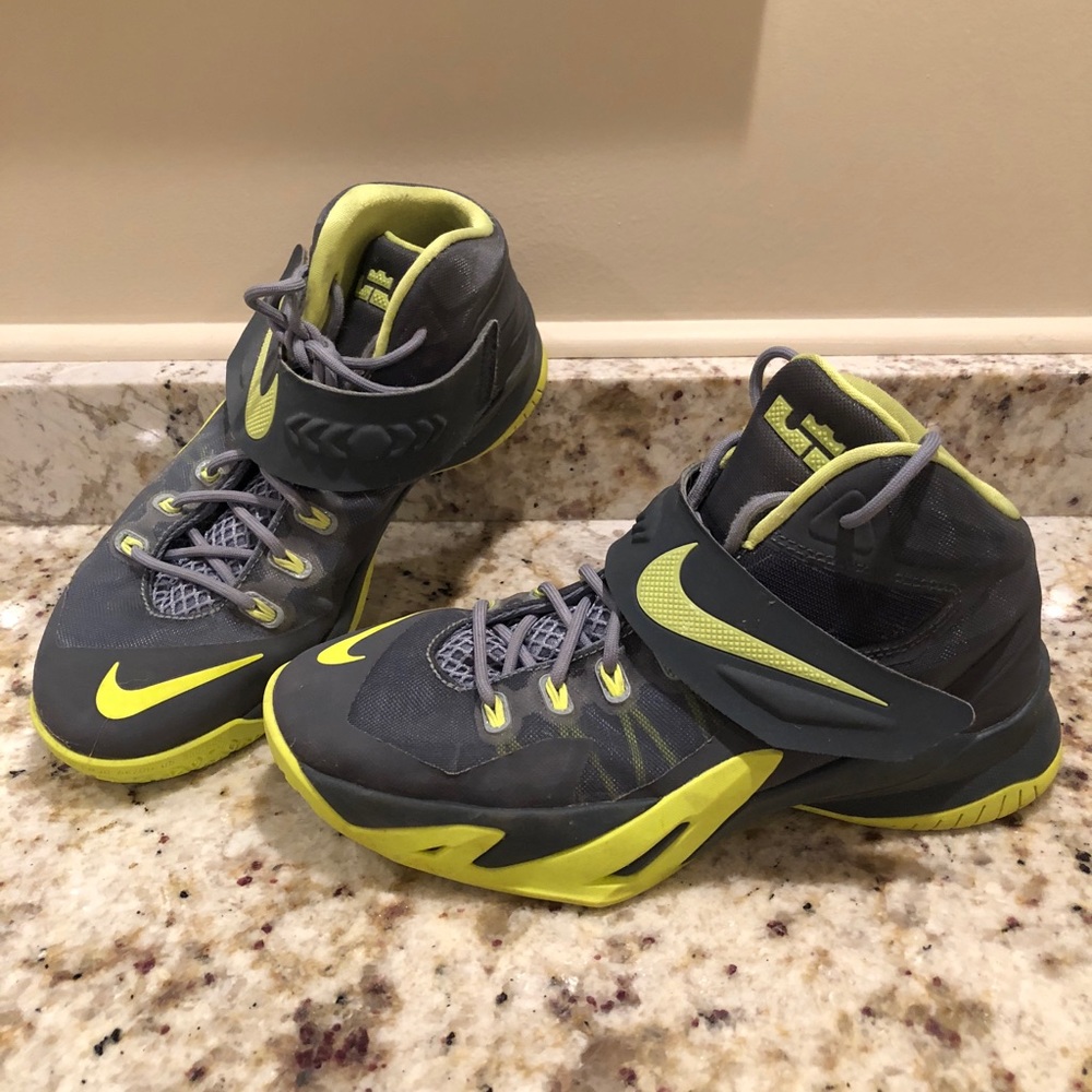 Boys Nike Lebron James Basketball Shoes 🏀